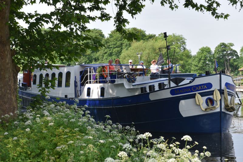 El Magna Carta atracado en las frondosas orillas del Támesis CRUCEROS FLUVIALES INGLATERRA CRUCEROS BARCAZA LONDRES ENGLAND BARGE CRUISES ENGLAND CRUISES THAMES CRUISES CRUCEROS LONDRES RIO TAMESIS THAMES CRUISES OXFORD WINDSOR CRUISES LONDON CRUISES